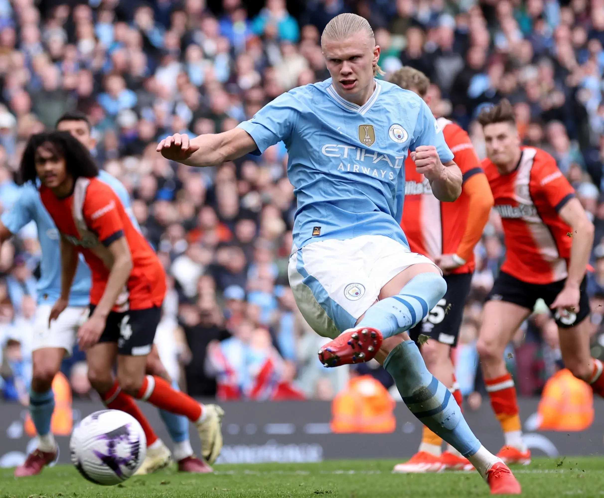 关于曼城客场战胜水晶宫，领先优势保持的信息